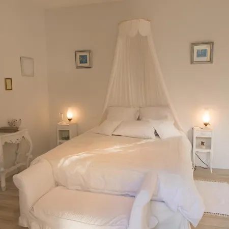 Nuit D'ange D'uzes Bed & Breakfast *
